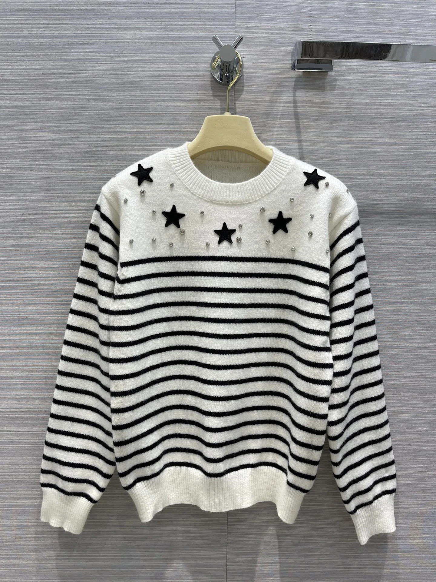 Женский трикотажный свитер в темно-синюю полоску с длинными рукавами | Женская