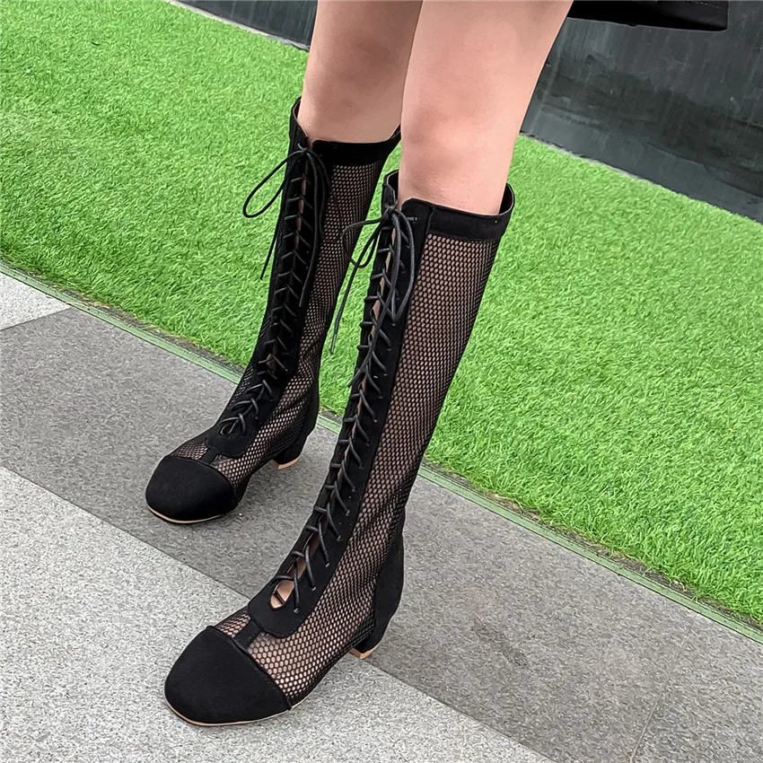 Летние женские сапоги до колена на среднем каблуке пикантная женская обувь