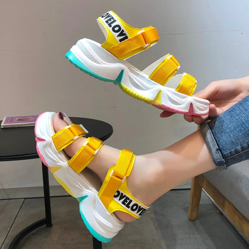 Женские сандалии на массивной танкетке желтые розовые повседневные