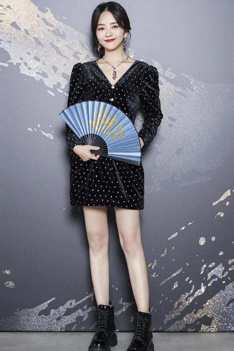 

Spring and autumn fashion stars in the same high-end women's Black Slim point velvet dress
