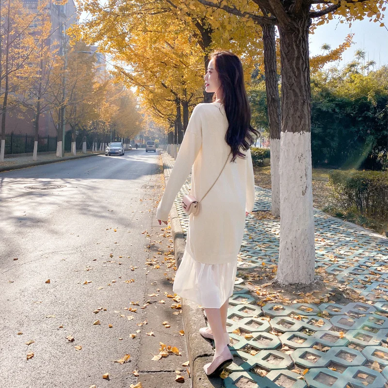 

Трикотажное длинное платье с V-образным вырезом и длинными рукавами