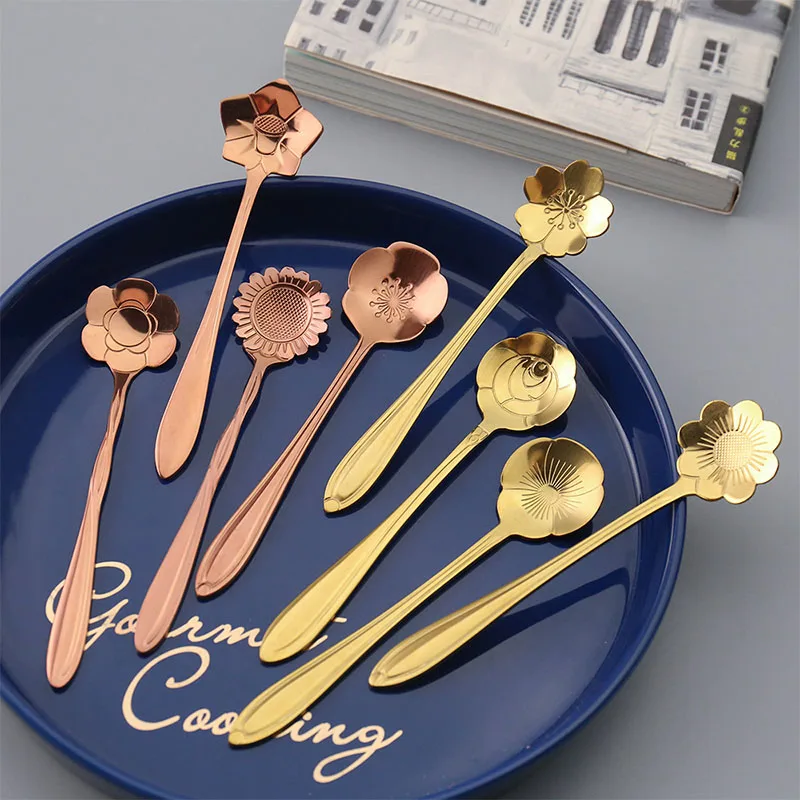 

Dessert Coffee Mixing Spoon Gold Spoon Long Handle Dessert Stainless Steel Vintage Teaspoons Drink Tableware Flowers Design 8Pcs