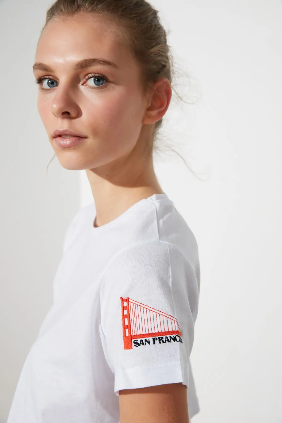 Укороченная трикотажная футболка с вышивкой Trendyol TWOSS21TS0093 | Женская одежда