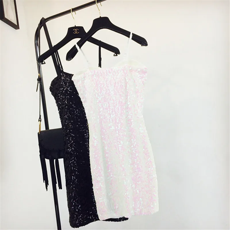 Соблазнительные туфли с серебряными блестками женское платье глубоким v