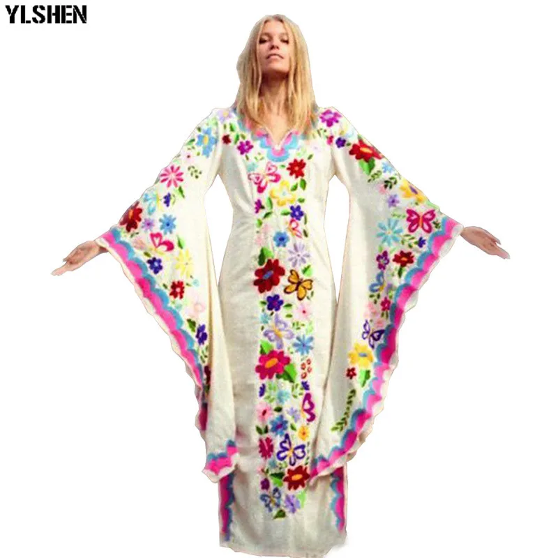 Женское длинное платье в африканском стиле белое с бабочкой и принтом виде