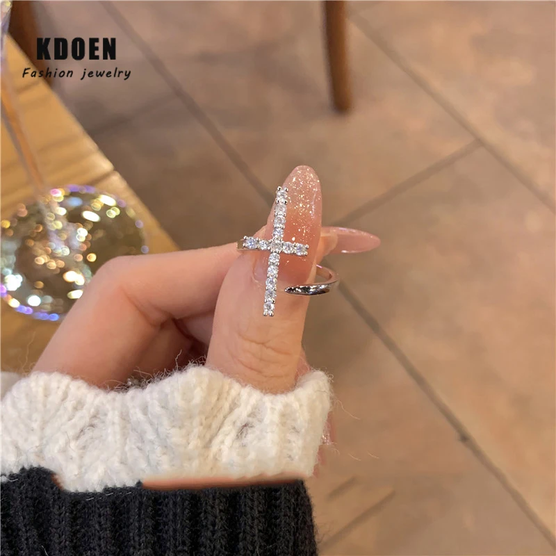 Серебристые кольца в готическом стиле с инкрустированным цирконом и крестом