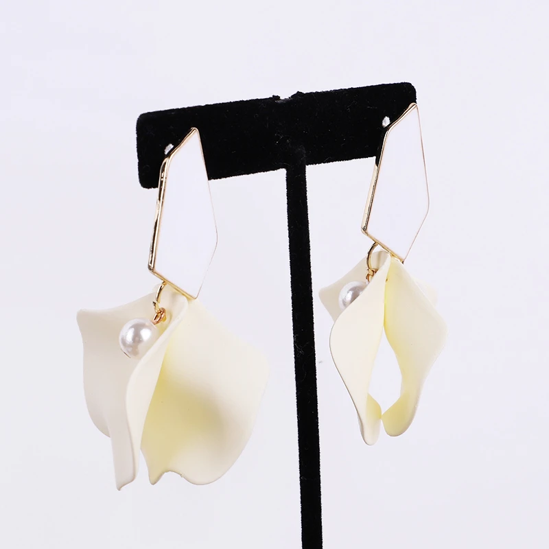 Женские серьги с жемчугом и лепестками | Украшения аксессуары