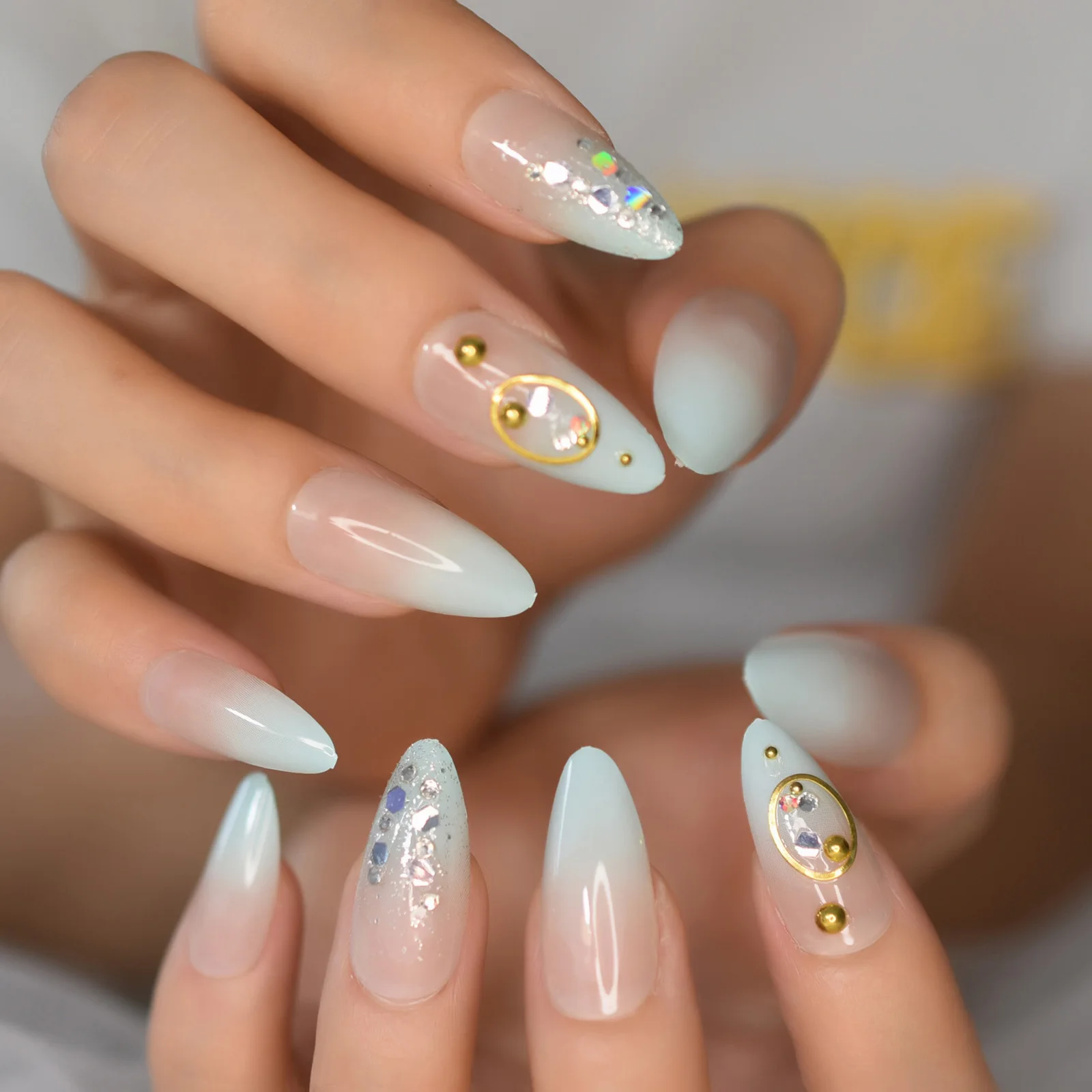 

Накладные ногти с эффектом миндаля, накладные ногти средней длины, французского телесного и зеленого цветов, с эффектом омбре, Золотое коль...