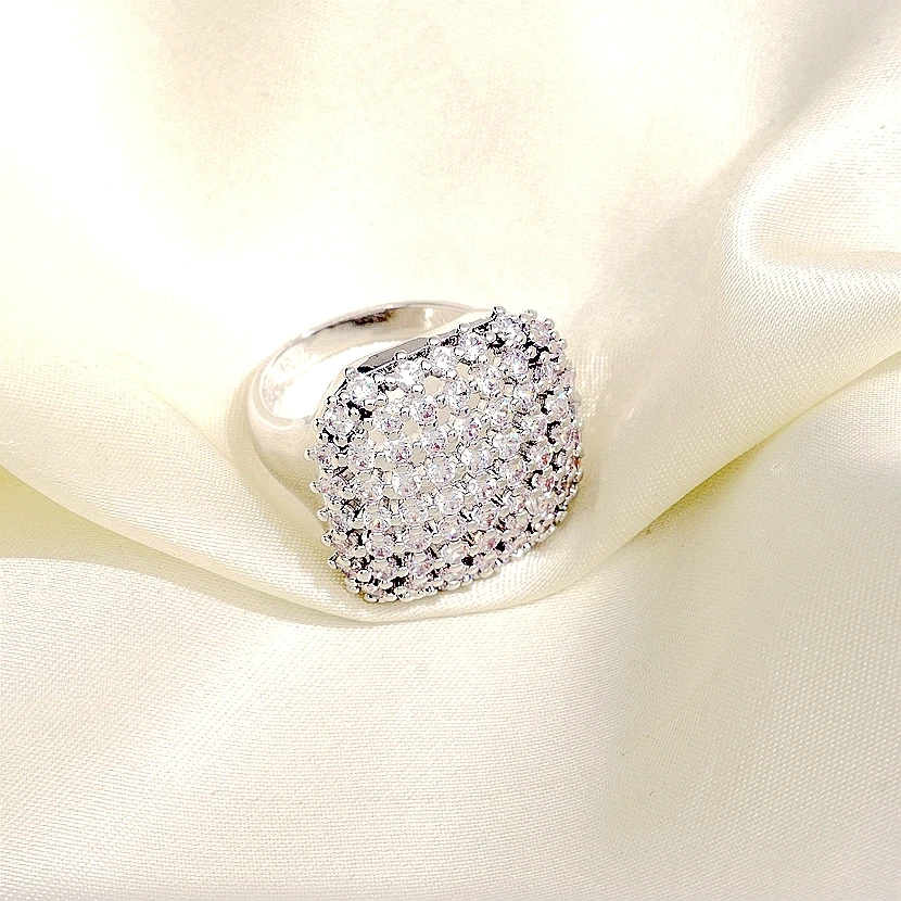 Роскошные элегантные обручальные кольца из белого золота с блестками и