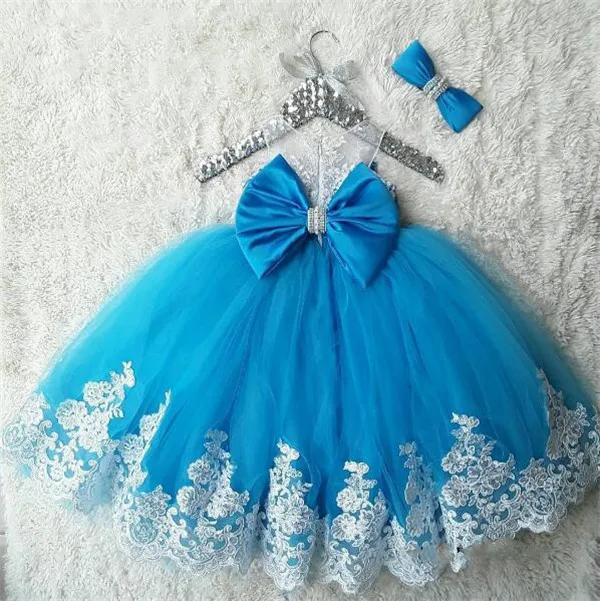 Белые кружевные голубые платья для мамы и дочки с аппликацией бисером маленьких