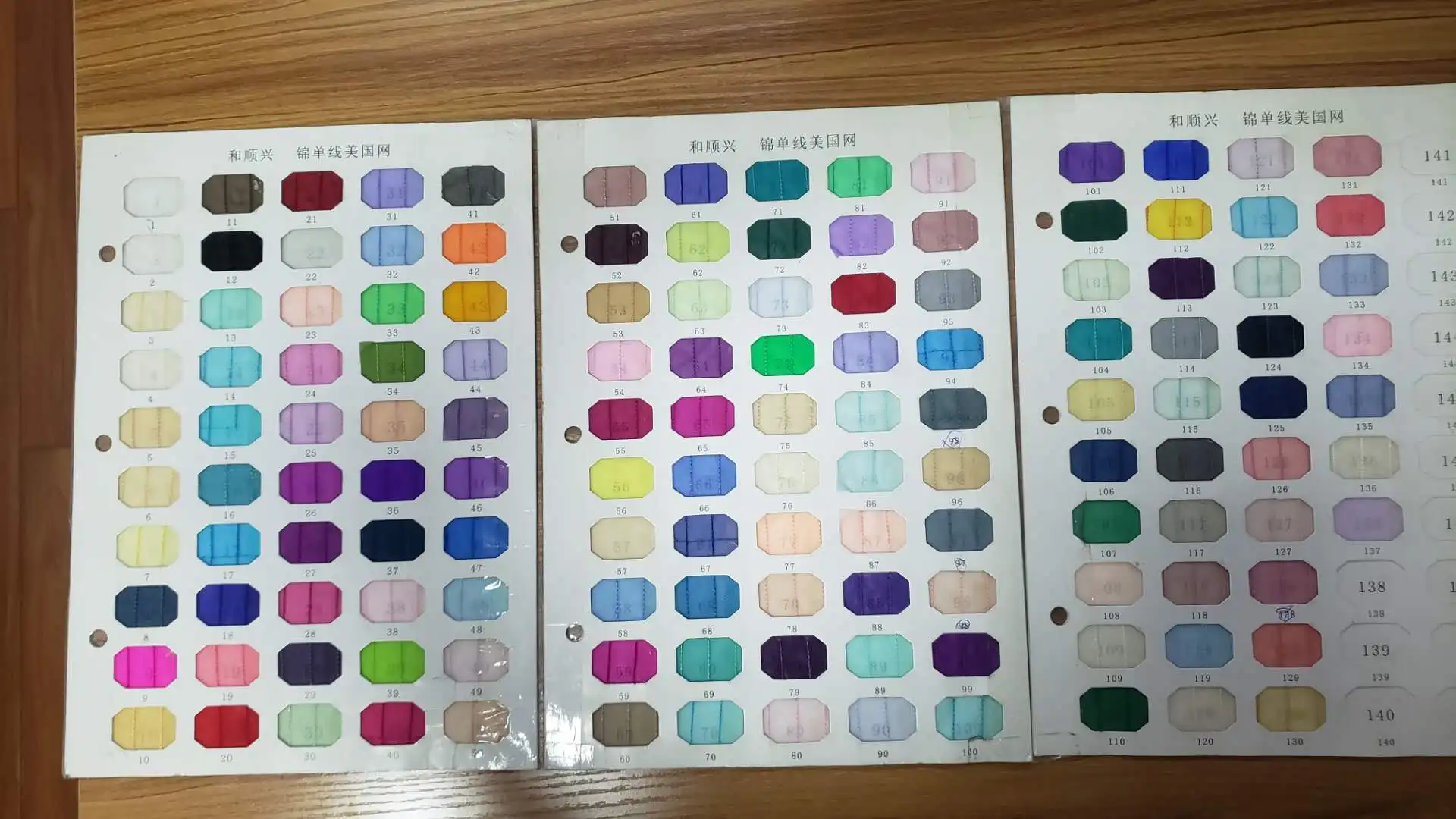 Великолепные блестящие серебристые женские вечерние платья с открытой спиной