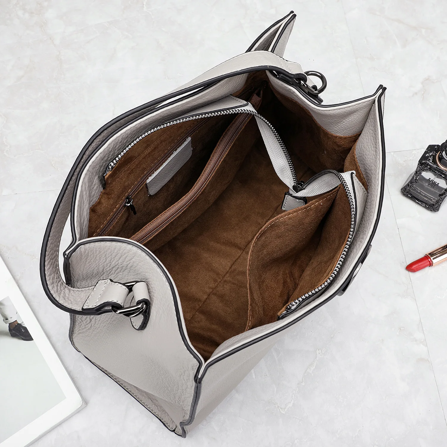 

2021 European and American new first layer cowhide women's bag commuter handbag diagonal bag simple large-capacity shoulder bag