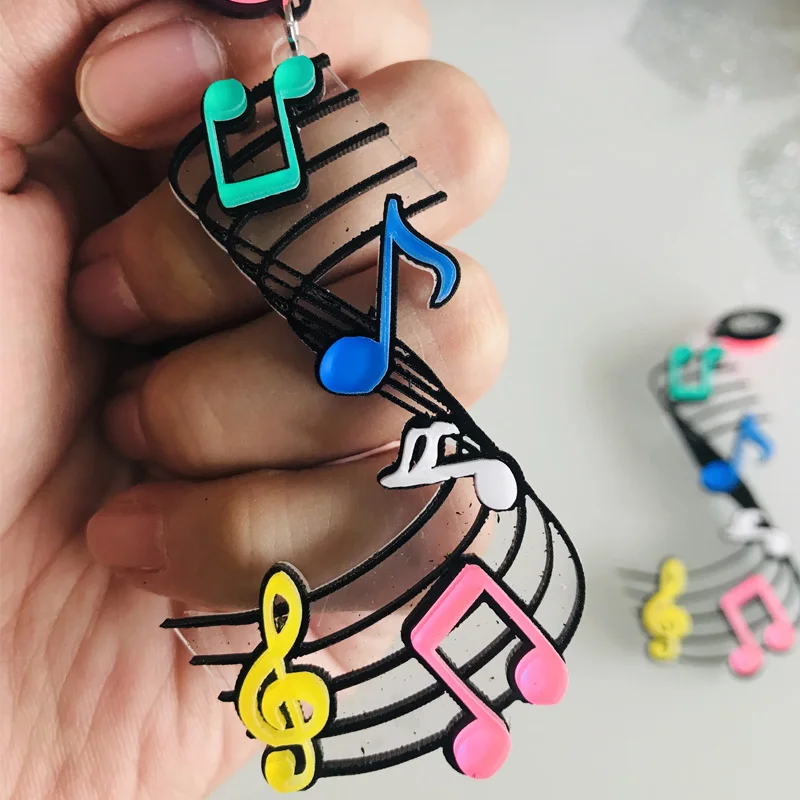 Разноцветные серьги подвески с музыкальными нотами собственного дизайна