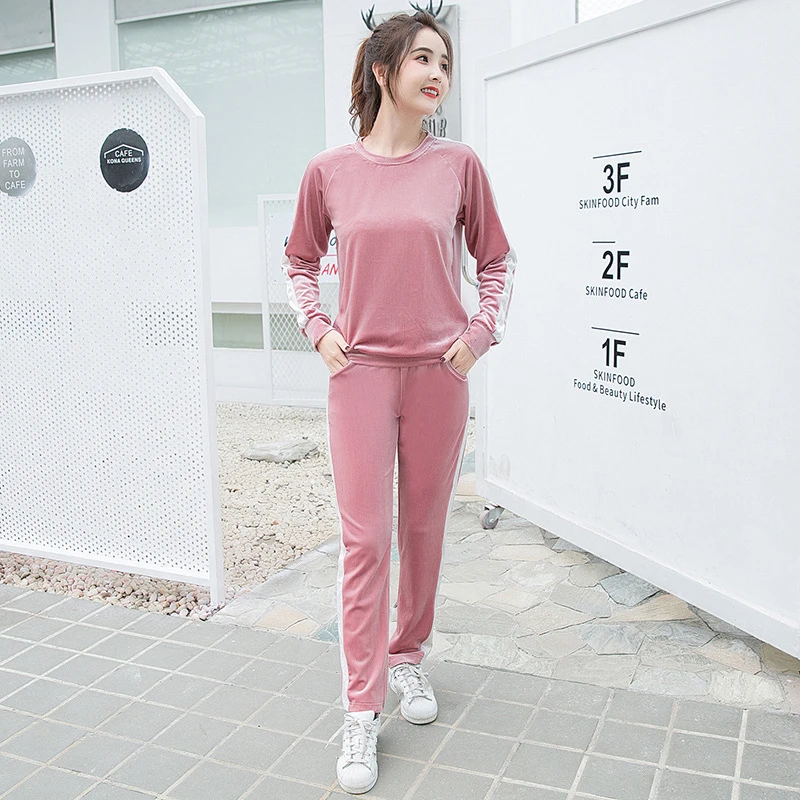 Бархатные костюмы для мамы и девочки коллекция 2019 года осенне зимняя одежда