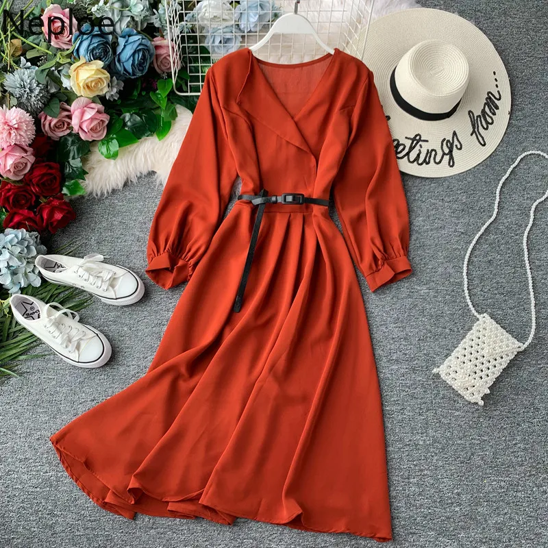 Женское платье с v образным вырезом приталенное средней длины элегантное