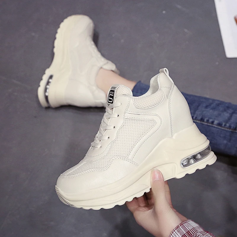 Женские сетчатые кроссовки на платформе белые дышащие танкетке 9 см повседневная