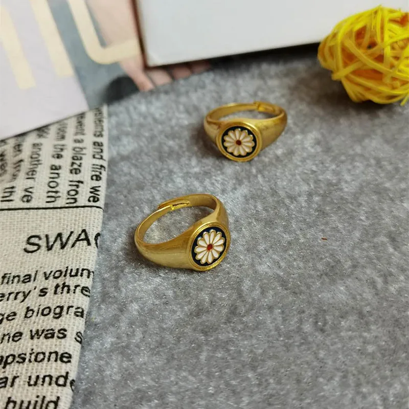 

2020 New Korean Style Flower Rings for Women Punk Trendy Vintage Plum Blossom Ring Small Daisy Flower Rings Party Couple Rings