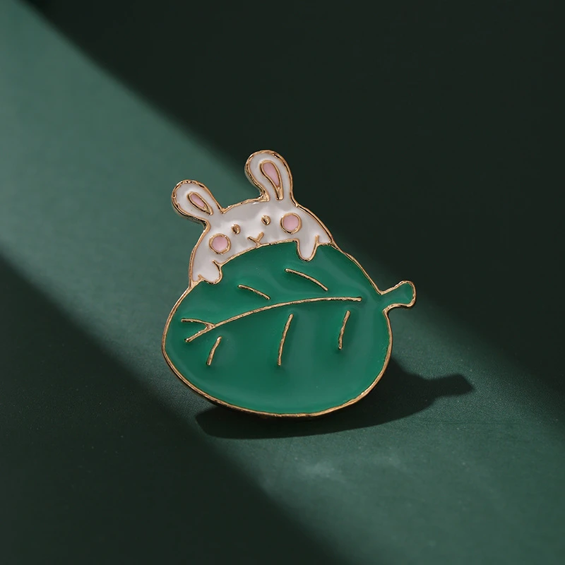 

Cartoon Bunny Holding Leaves Metal Enamel Lapel Pin Leaf Carrot Rabbit Brooches Fashion Backpack Badge All-match Shirt Jewelry