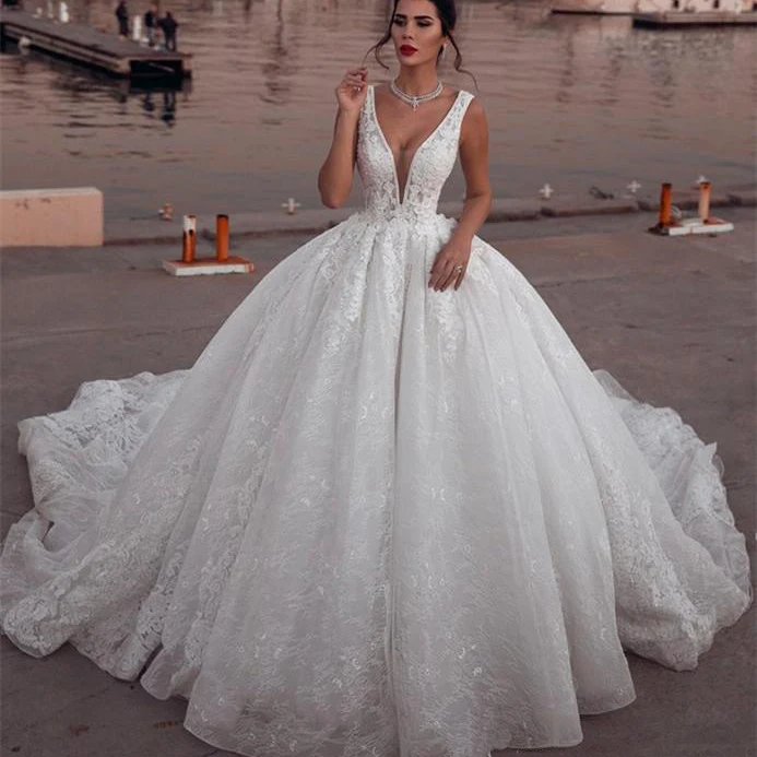 Кружевное свадебное платье со шлейфом без рукавов и с глубоким V образным