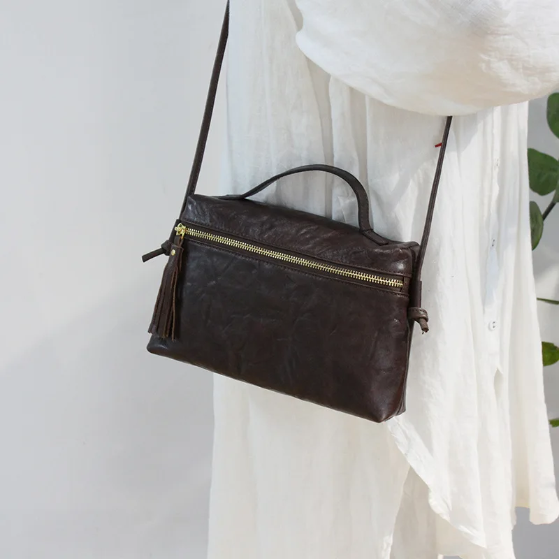 

Сумка-мессенджер женская из натуральной кожи, с кисточками