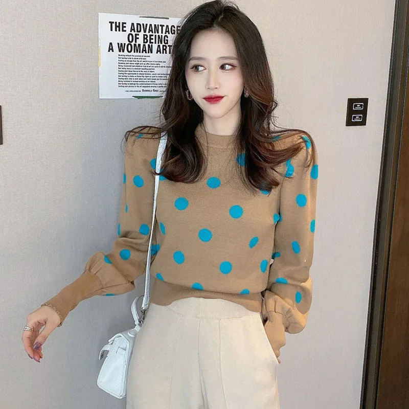 Свитер женский трикотажный контрастных цветов в горошек с пышными рукавами