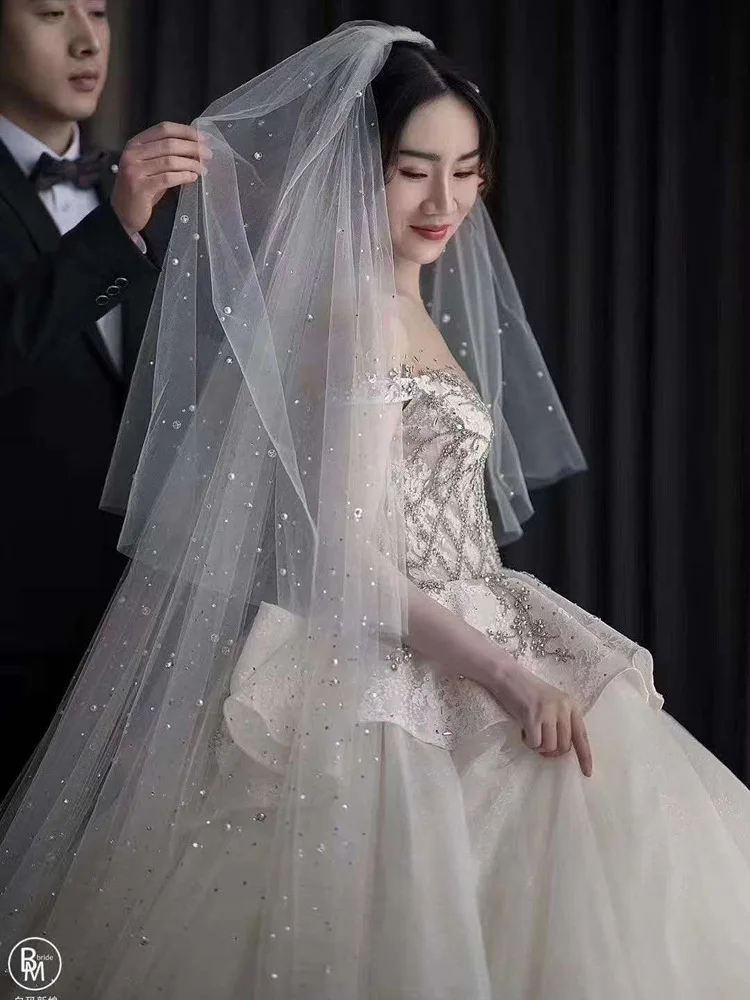 Свадебное платье с сертификатом, длинное, с мельчающими тонкими бусинами, головным убором в виде бриллианта, двухслойным обтекающим, ретро, супер-сказочное.