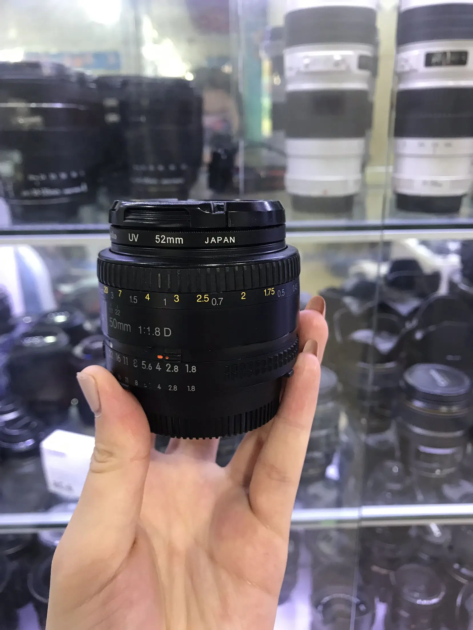 Используется объектив Nikon AF FX NIKKOR 50 мм f/1.8D для цифровых зеркальных фотокамер Nikon UV+ передняя и задняя крышки
