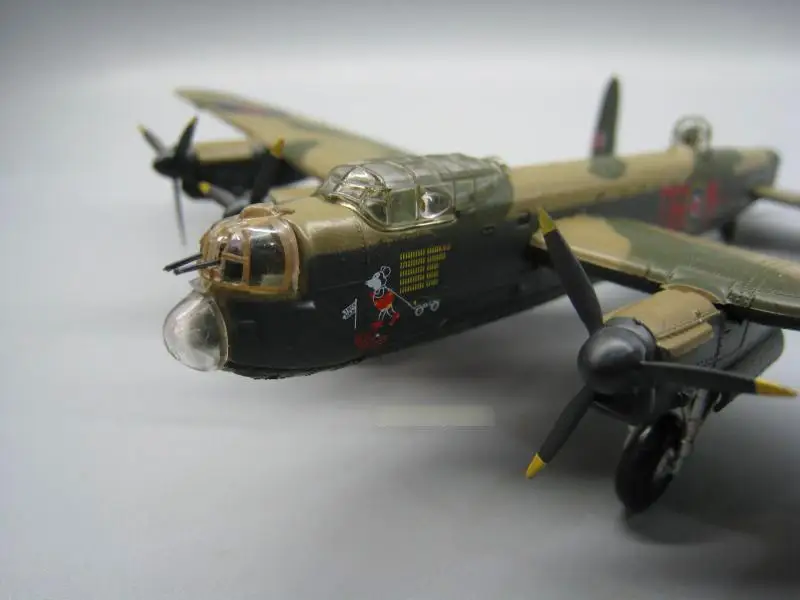 Британский AVRO LANCASTER MK. III 1/144 Готовая модель самолета IXO |