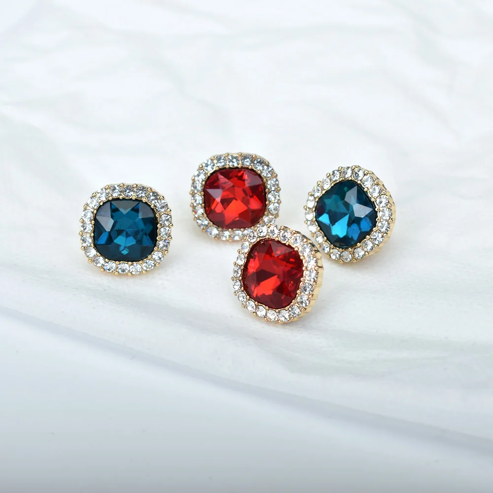 Квадратные серьги клипсы с кристаллами красного и синего цвета без пирсинга