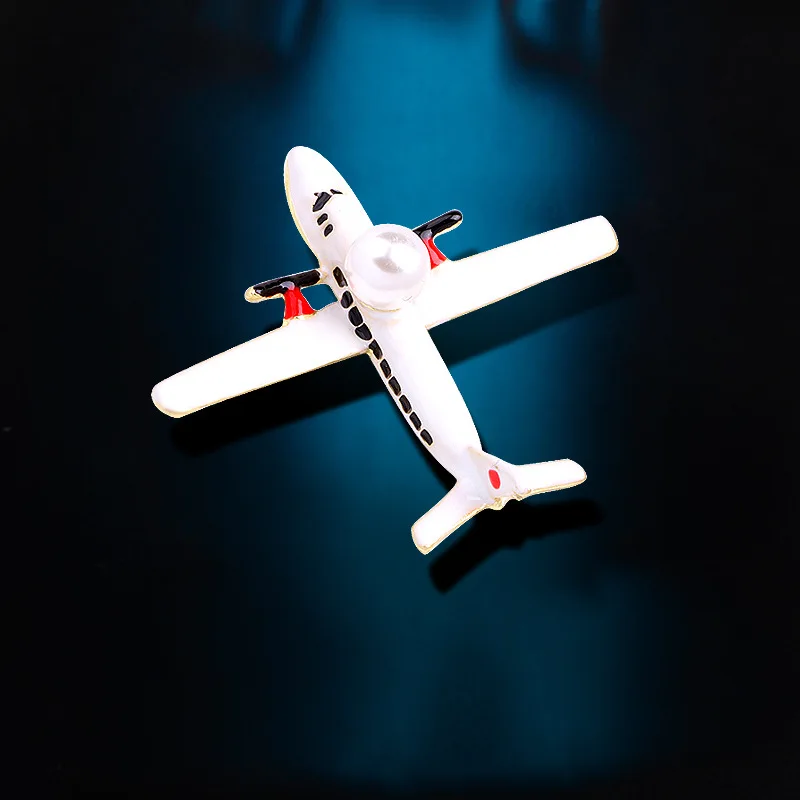 

Fashion Aircraft Plane Shape Pearl Brooches for Men Women Suit Coat Lapel Pin Temperament Female Jewelry Enamel Pins Accessories