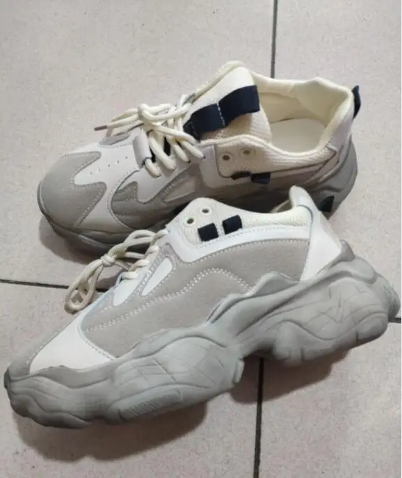 Женские кроссовки на толстой нескользящей подошве черные или бежевые