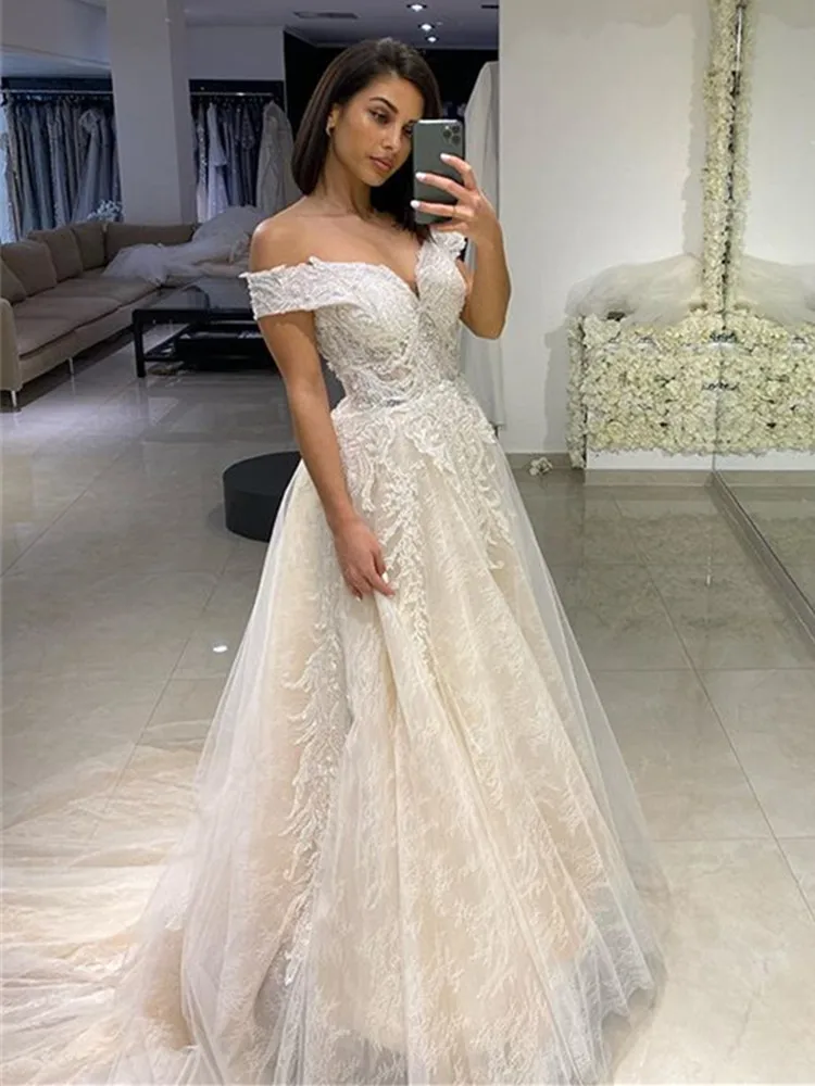 Элегантное кружевное свадебное платье с V образным вырезом и рукавами крылышками