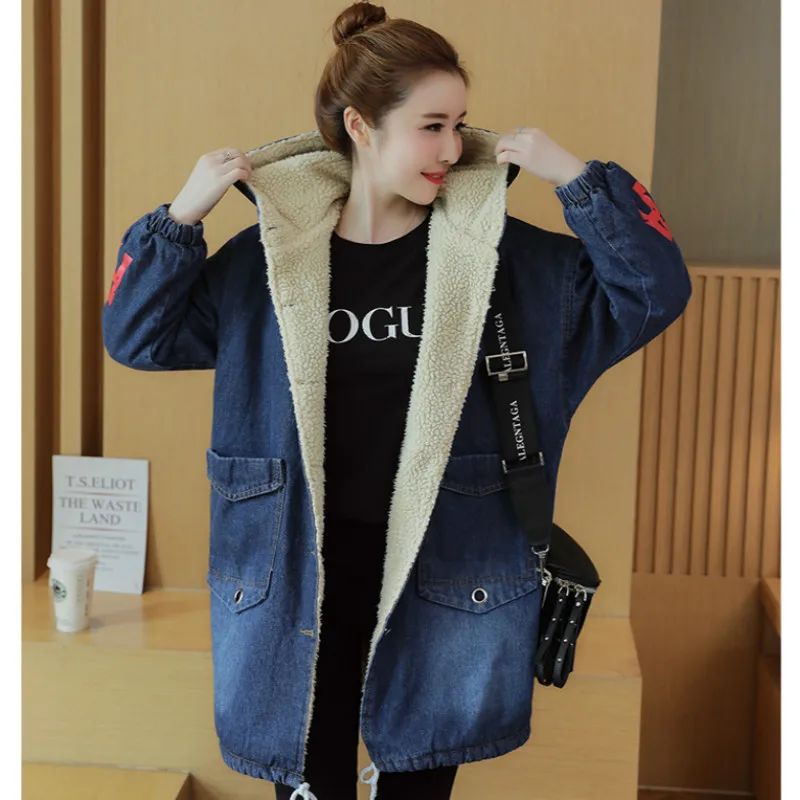 Женская зимняя куртка с капюшоном и надписью | одежда