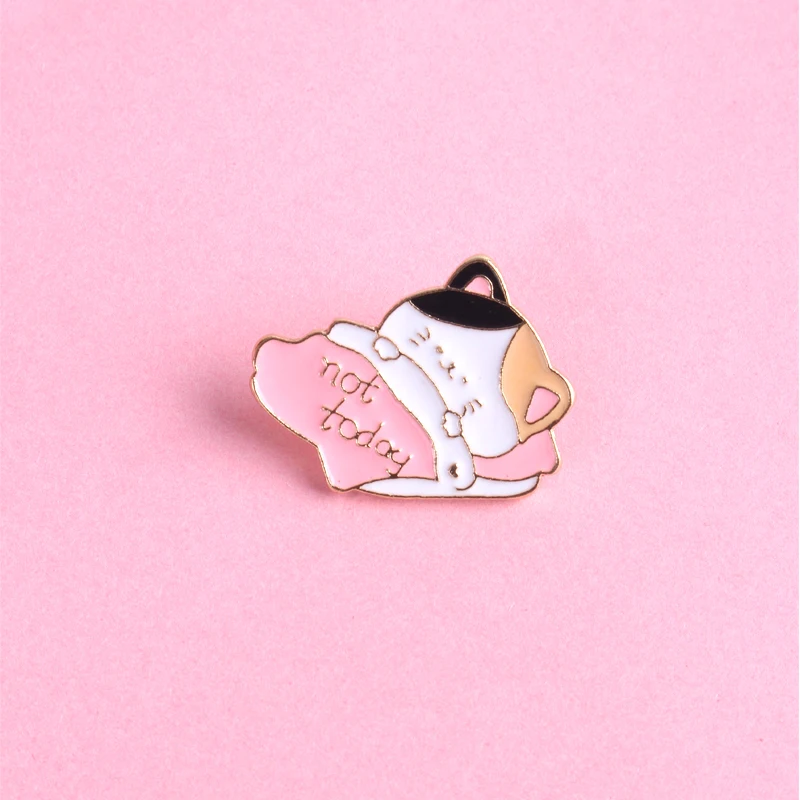 Металлическая эмалированная брошь в виде стёганого одеяла с мультяшным милым