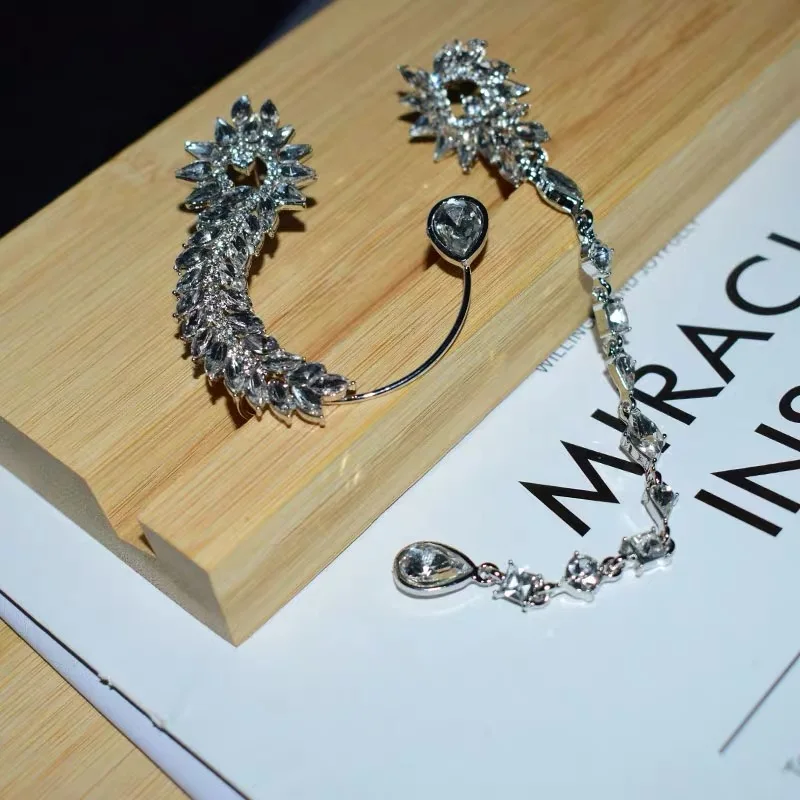 Женские асимметричные серьги клипсы с серебряным цирконием очаровательные