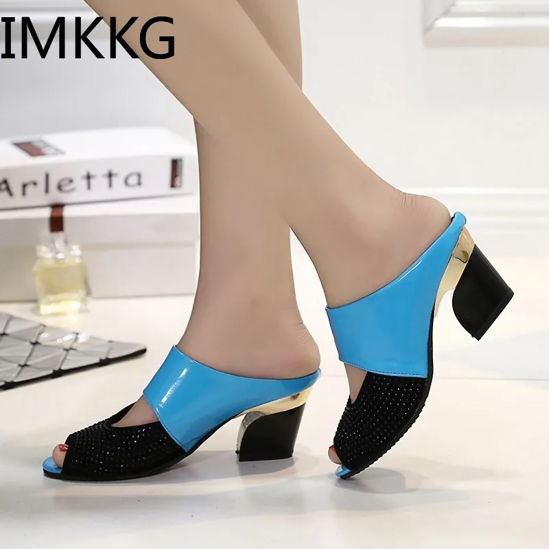 Женские сандалии на квадратном каблуке летние разноцветные модные шлепанцы с