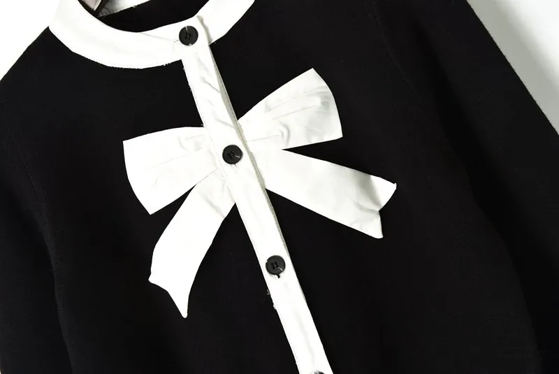 Женский вязаный кардиган с бантом черный и белый контрастных цветов воротником