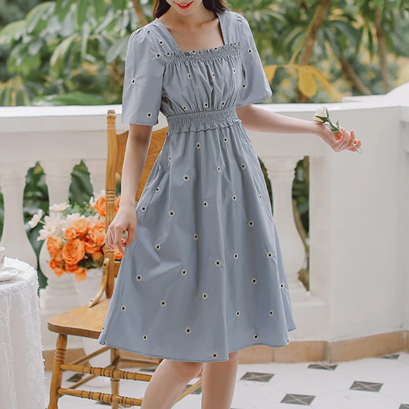 

Женское платье с цветочной вышивкой, бежевое платье до колена, летняя синяя одежда с квадратным вырезом, коротким рукавом и оборками, эласти...