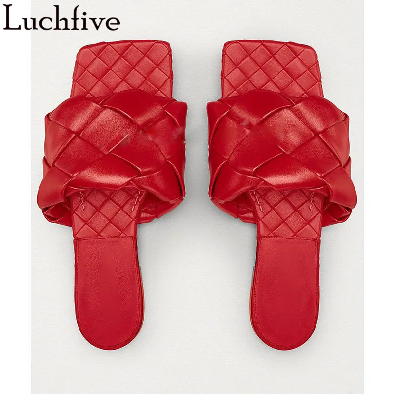 Сланцы женские с открытым носком пикантные модельные тапочки на плоской подошве