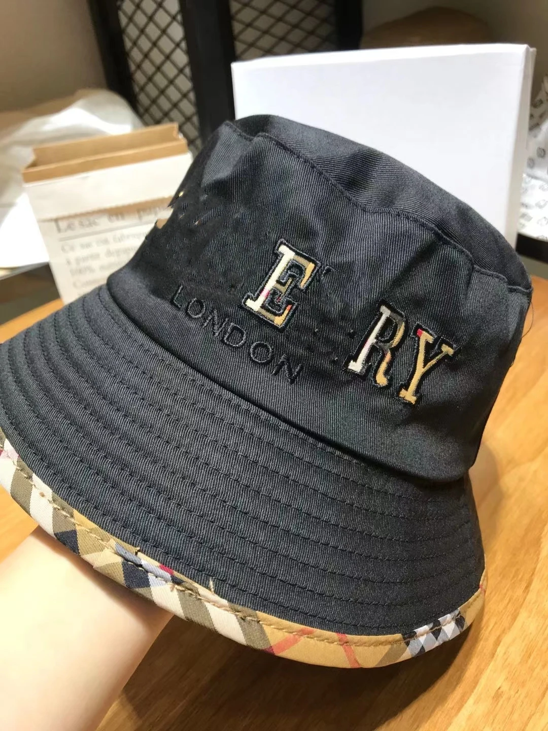 

2021Fashion Unisex Bucket Hats Denim Water-proof Sun Caps Embroidery Logo Hat With Inner Brand Label 2 Colors