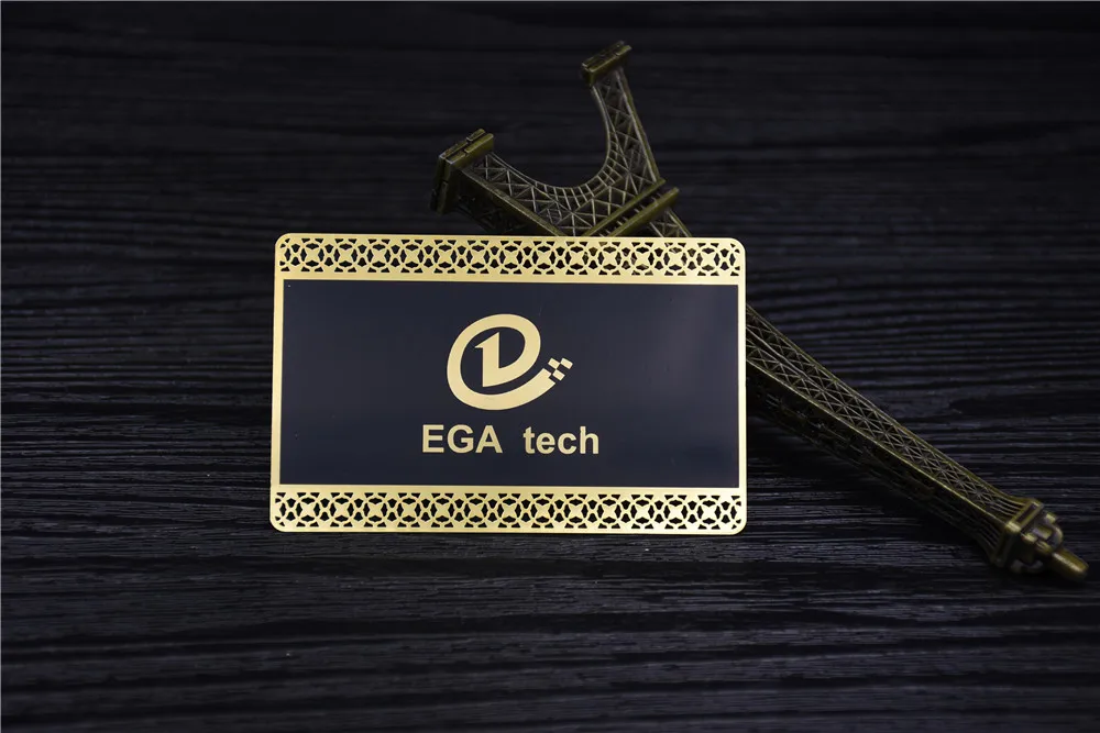 EGA-Tech визитная карточка с вырезами Золотая карта принтом черный фон белый текст