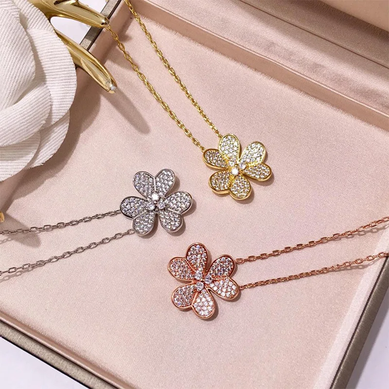 

European and American Fashion Jewelry Ladies Luxury Accessories 3-leaf Flower Diamond Clavicle Chain Lucky Clover Gift Necklace