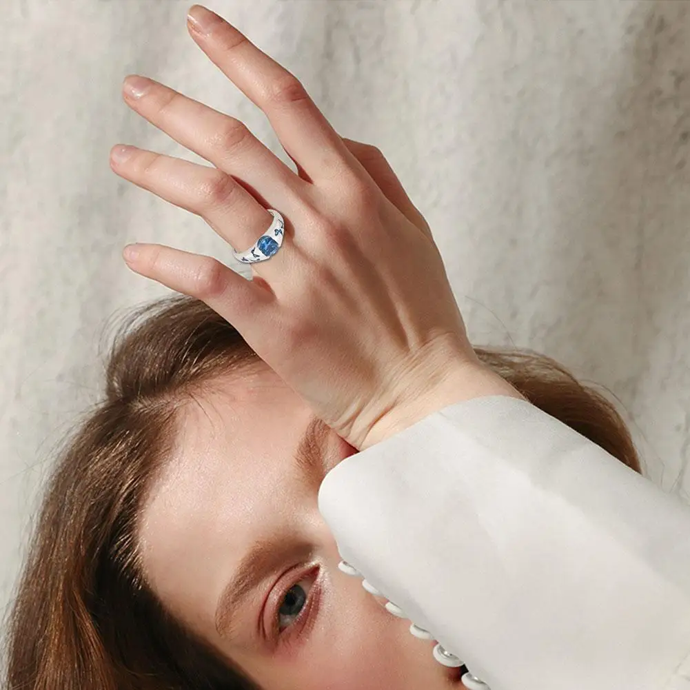 Серебряное кольцо со стразами и драгоценными камнями в виде бабочки с синим