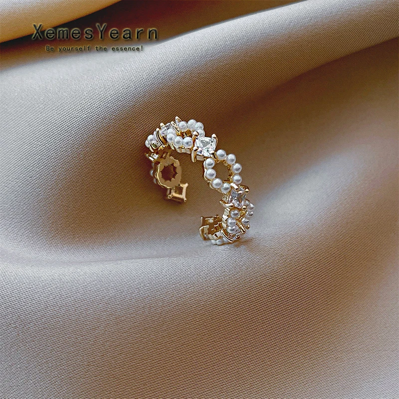 Женские кольца с жемчугом и цирконом открытые геометрическим элементом