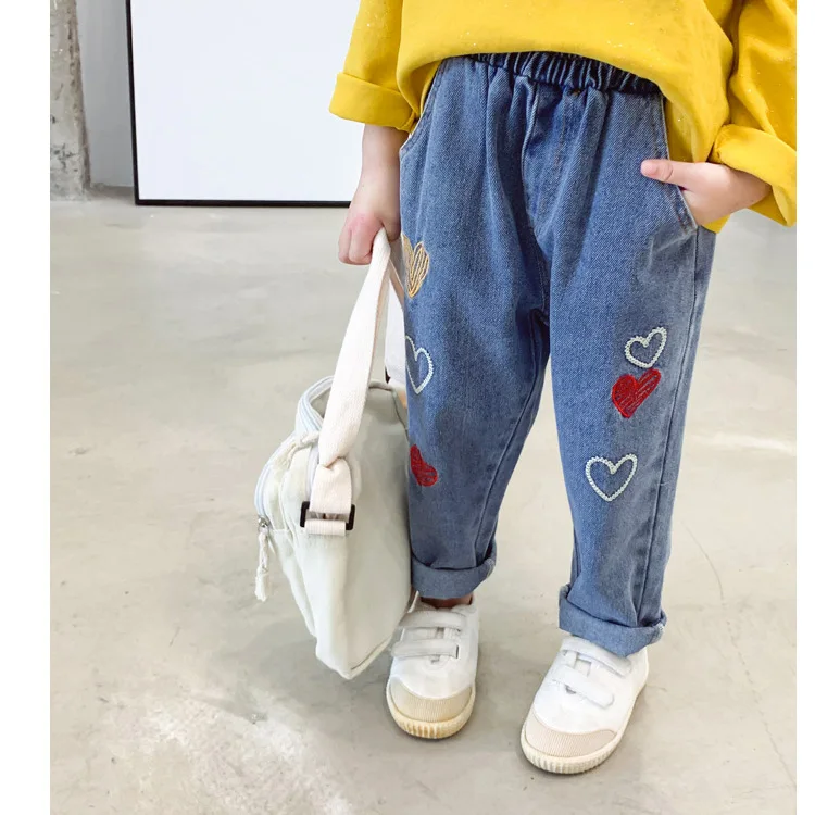 Модные джинсовые джинсы с вышивкой для девочек мягкие хлопковые малышей Детские