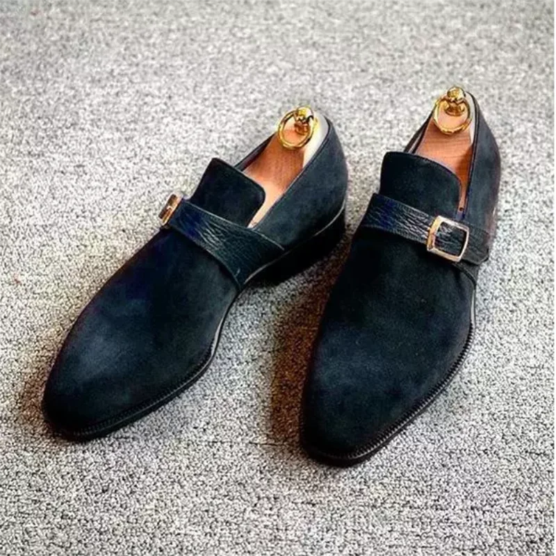 

Новые мужские однотонные замшевые деловые туфли ручной работы с острым носком на низком каблуке Классические повседневные туфли в стиле ре...