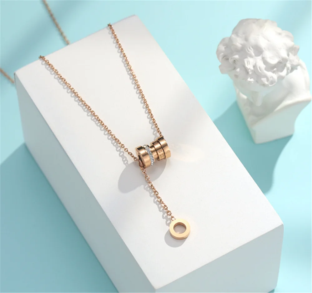 

316L Stainless Roman Numeral Pendant Necklace Fast Color Titanium Transit Light Luxury Necklace