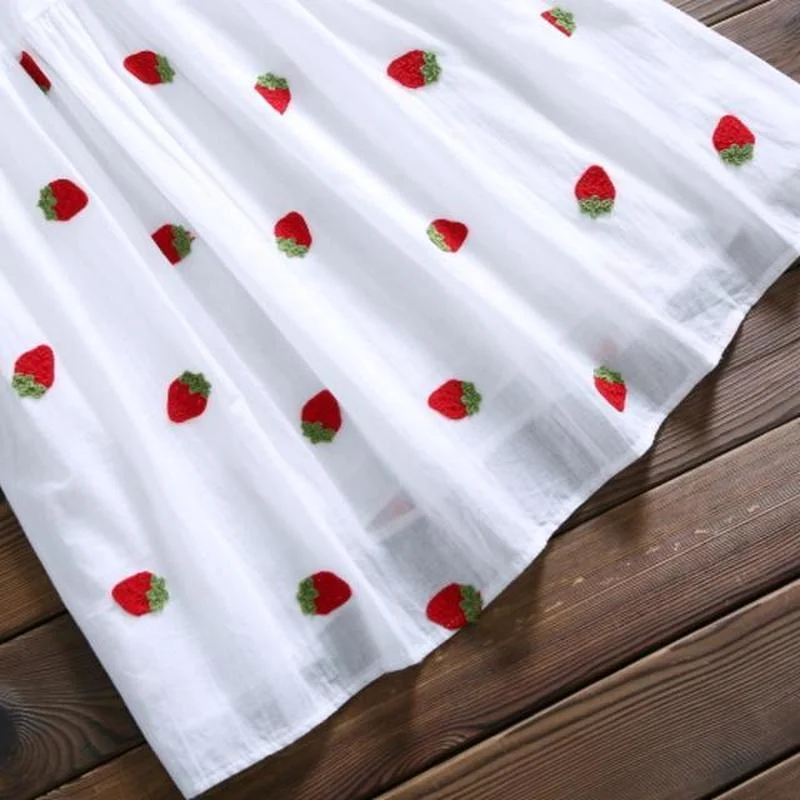 Женское хлопковое платье с вышивкой клубники белое милое лоскутное круглым