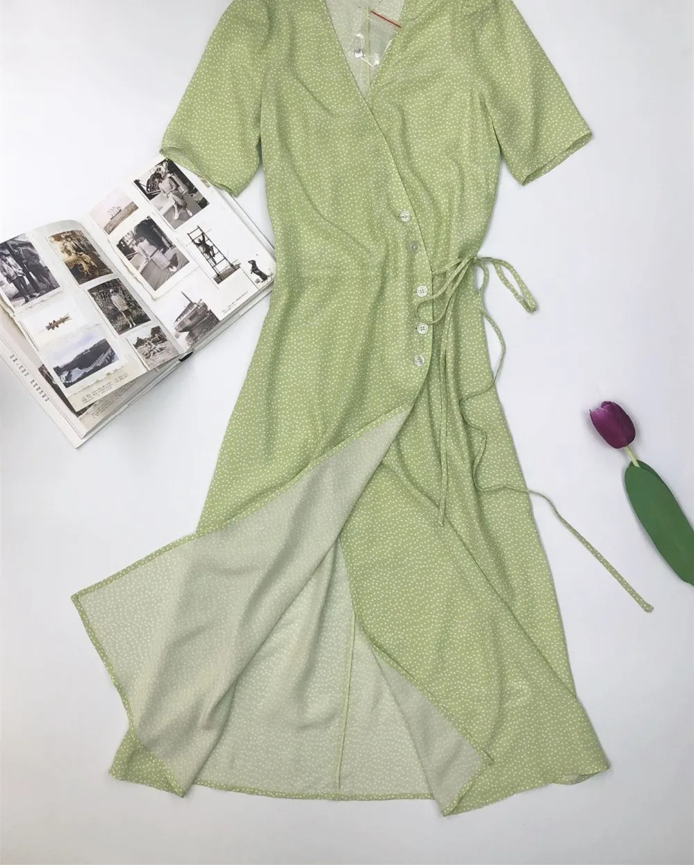 Женское платье средней длины в горошек с v образным вырезом шикарное