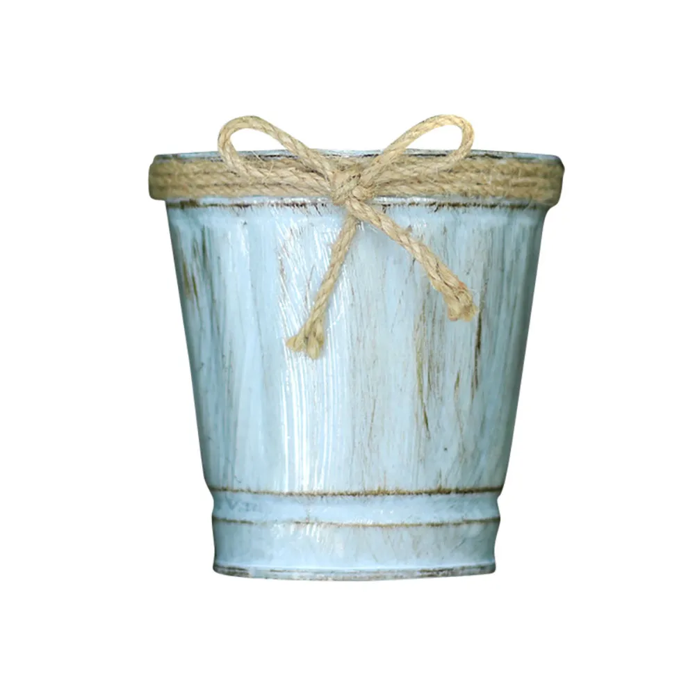 Металлический цветочный горшок в стиле ретро можно повесить на балкон для